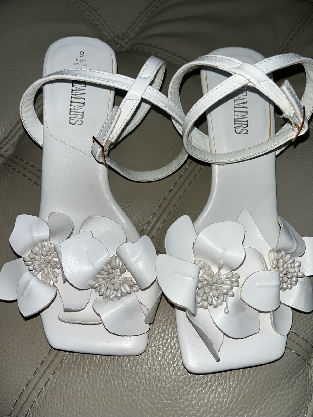 Dream Pairs White Floral Appliqué Ankle Strap Sandals Size 8